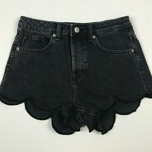 Scalloped, black denim shorts 🦋
